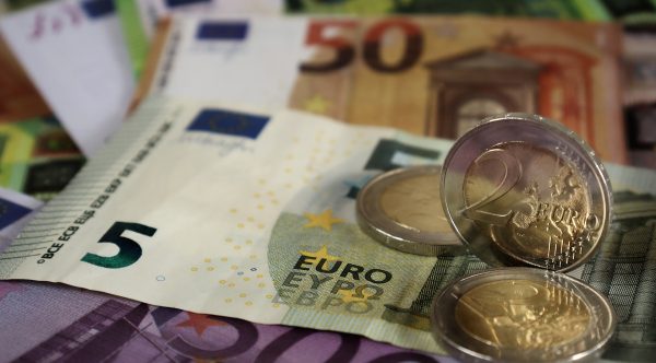 Verschiedene Euro-Scheine und Münzen.