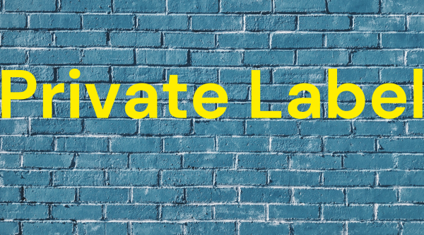 Schriftzug "Private Label" auf ein blau angestrichenen Wand.