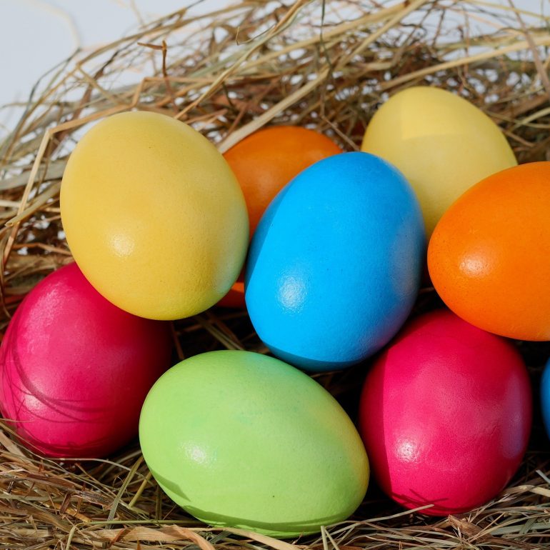 Eier, die mit Eierfarben gefärbt wurden.