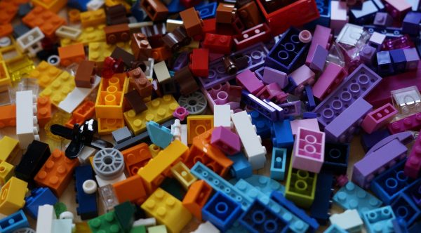 Viele bunte LEGO-Steine.