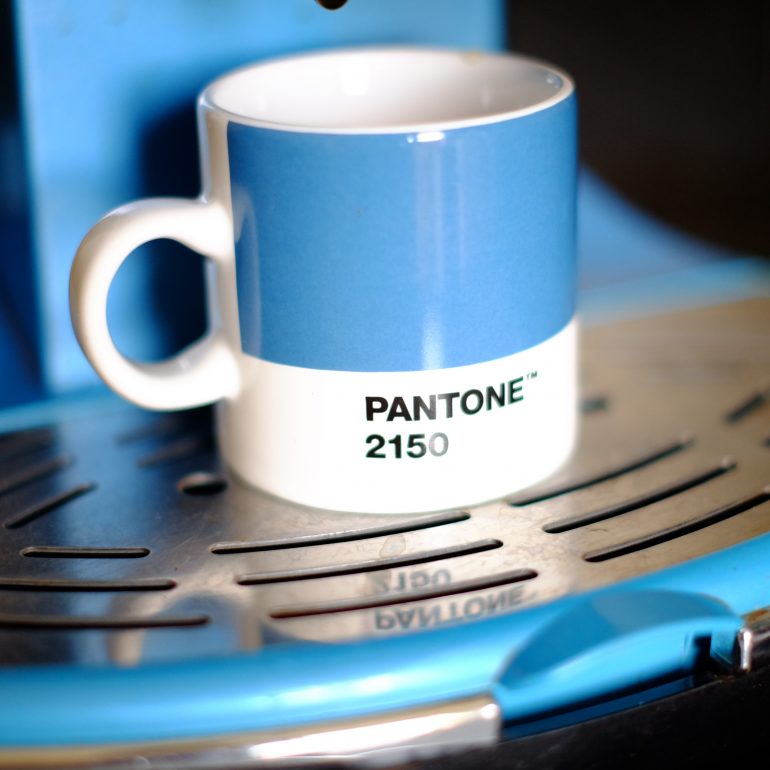 Eine kleine Espresso-Tasse mit dem Pantone-Print.