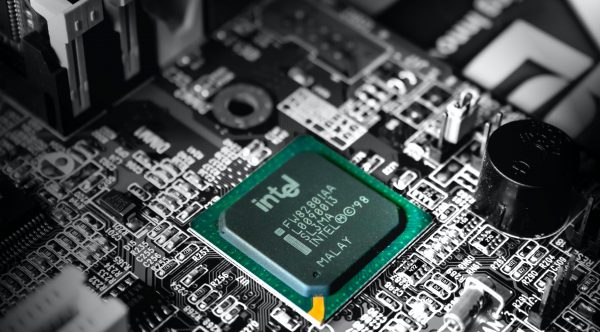 Ein Chip von Intel in einer Hauptplatine.