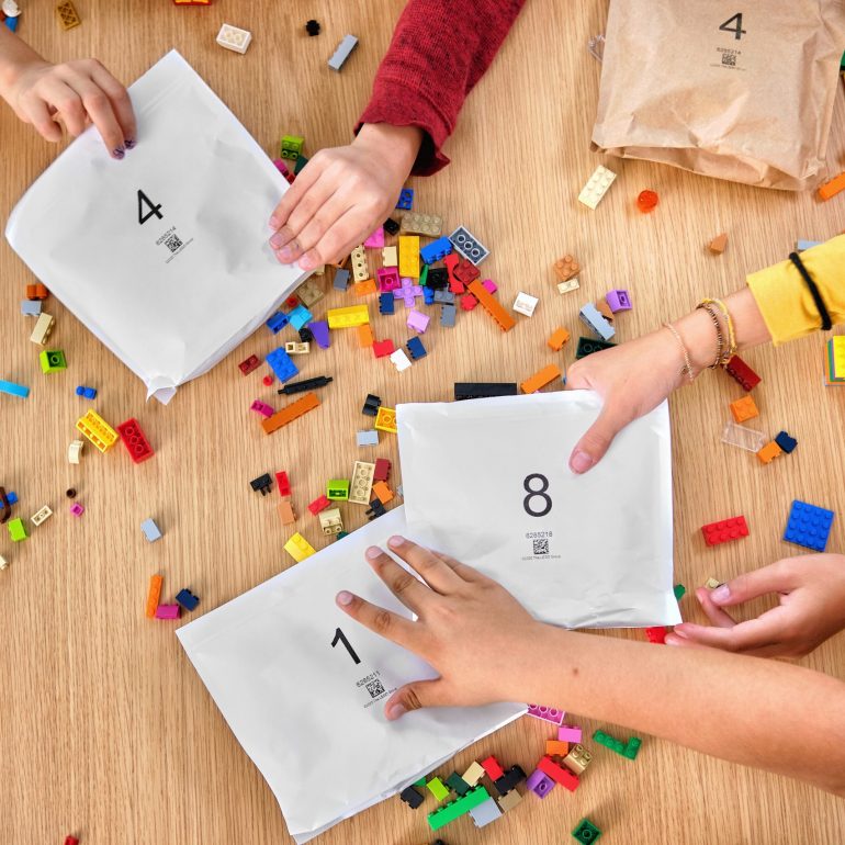 LEGO Steine sollen bald ausschließlich in Papierbeuteln verpackt werden.