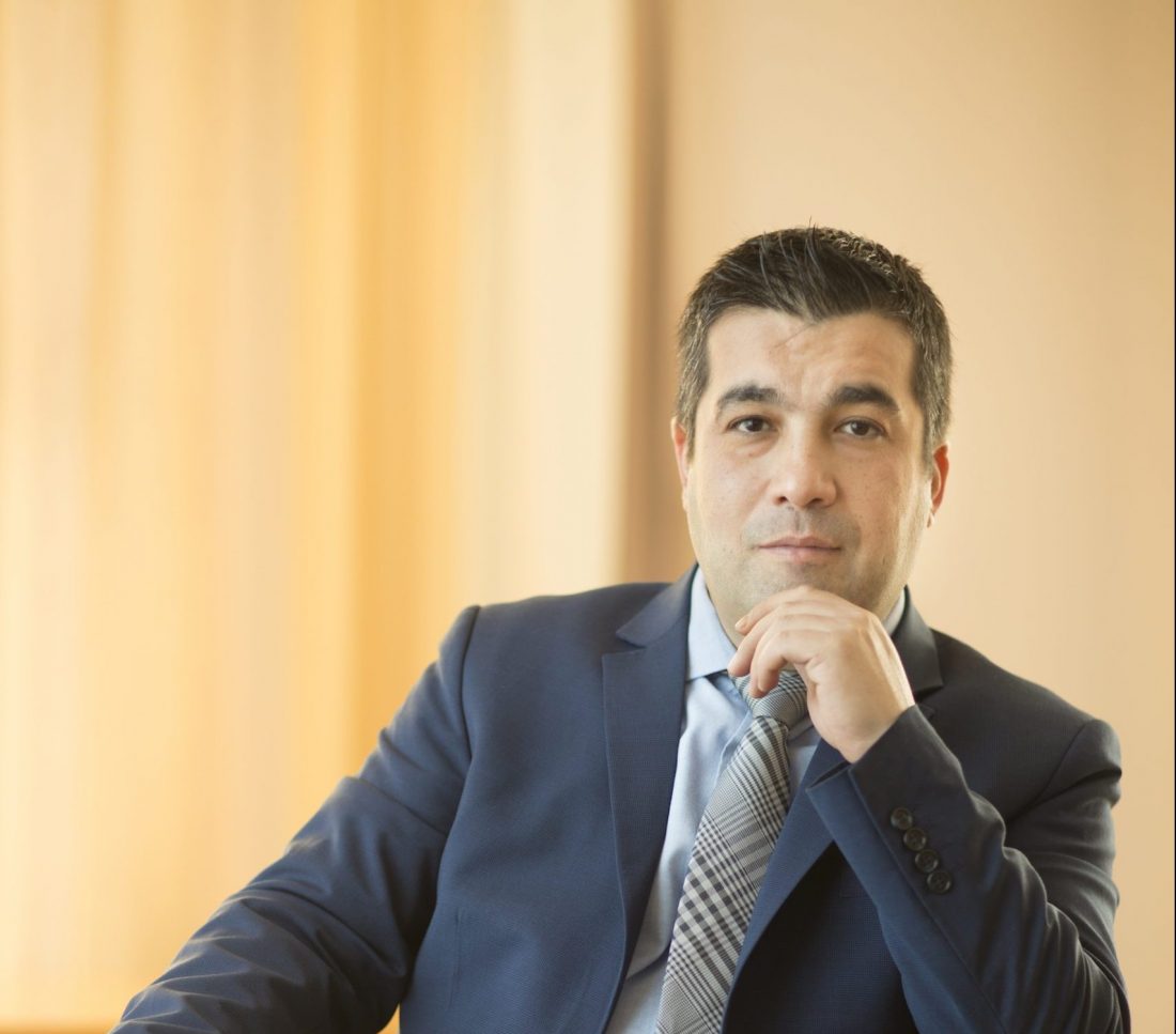 Özcan Karadogan ist Experte für die Elektro-Branche.