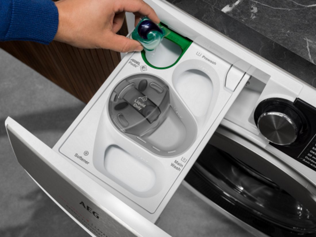 Die AEG Waschmaschine mit UniversalDose gibt auch PODS® einen Platz in der Waschmittel-Schublade.