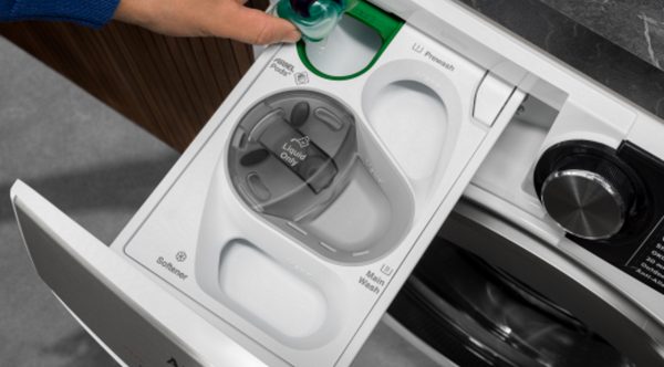 Die AEG Waschmaschine mit UniversalDose gibt auch PODS® einen Platz in der Waschmittel-Schublade.