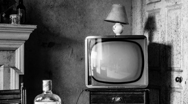Ein alter Fernseher in einem Wohnzimmer.