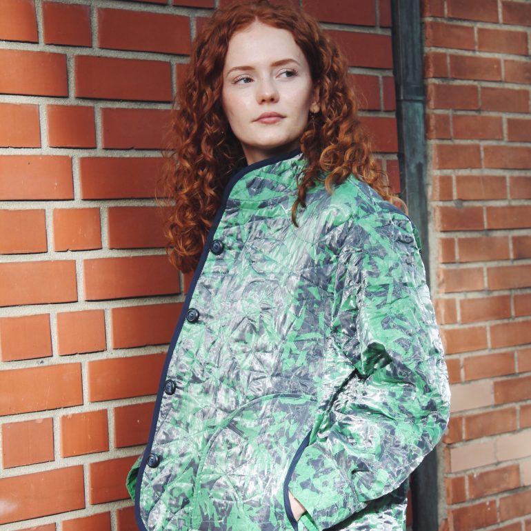 Die Upcycling-Jacke von Anfenger und SchnittdesignER besteht aus Stoffresten der Sommerkollektion. Fotos: Hannah Fenger