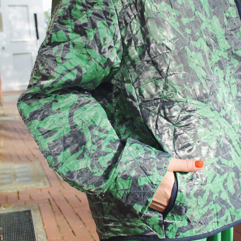 Die Upcycling-Jacke von Anfenger und SchnittdesignER besteht aus Stoffresten der Sommerkollektion. Fotos: Hannah Fenger