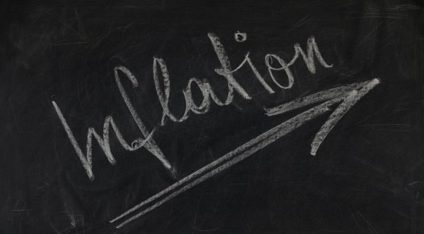 Eine Tafel auf der das Wort Inflation steht.