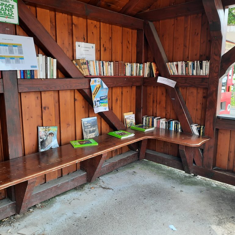 Eine Buch-Bushaltestelle mitten im Elsass bestückt mit den verschiedensten Büchern und Zeitschriften.