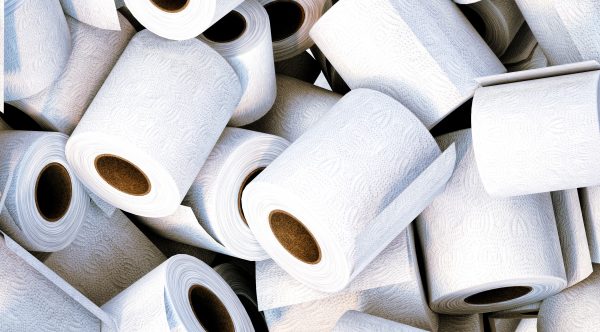 Viele Rollen Toilettenpapier auf einem Haufen.