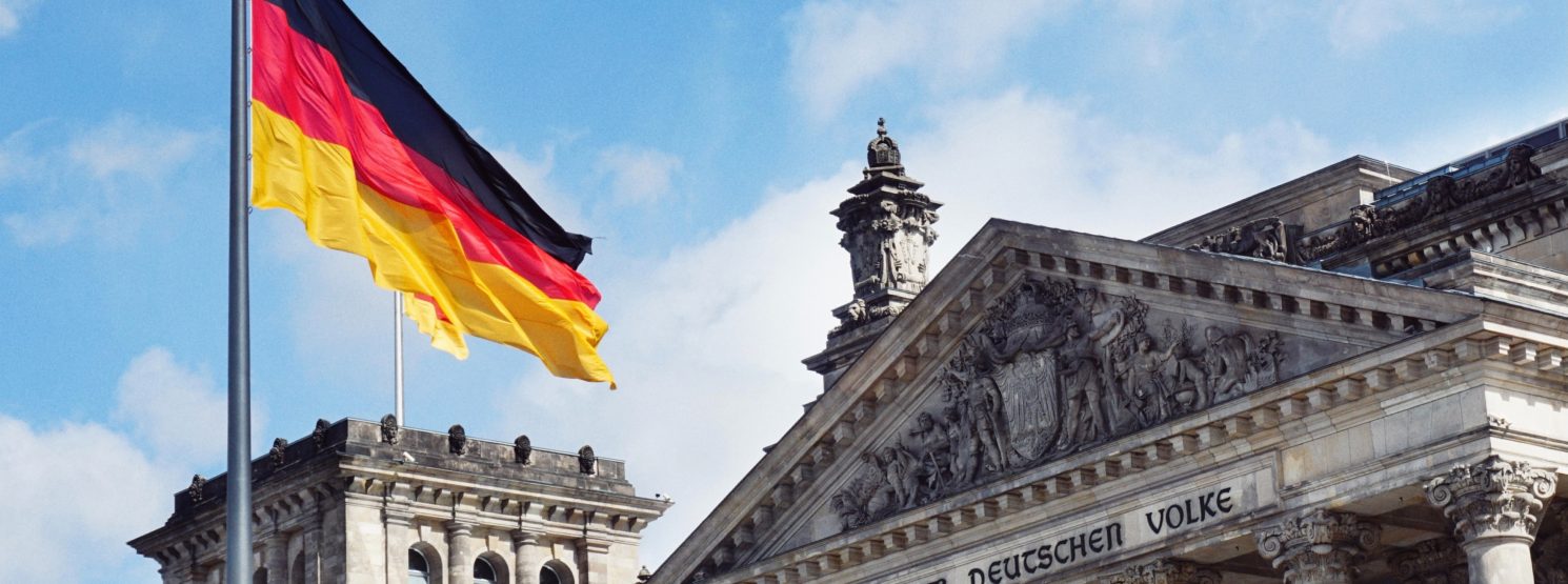 Deutscher Bundestag mit Flagge